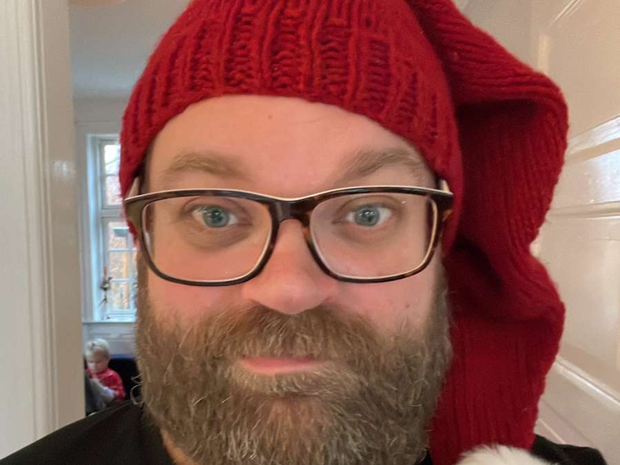 Jesper in a red knitted nisse hat